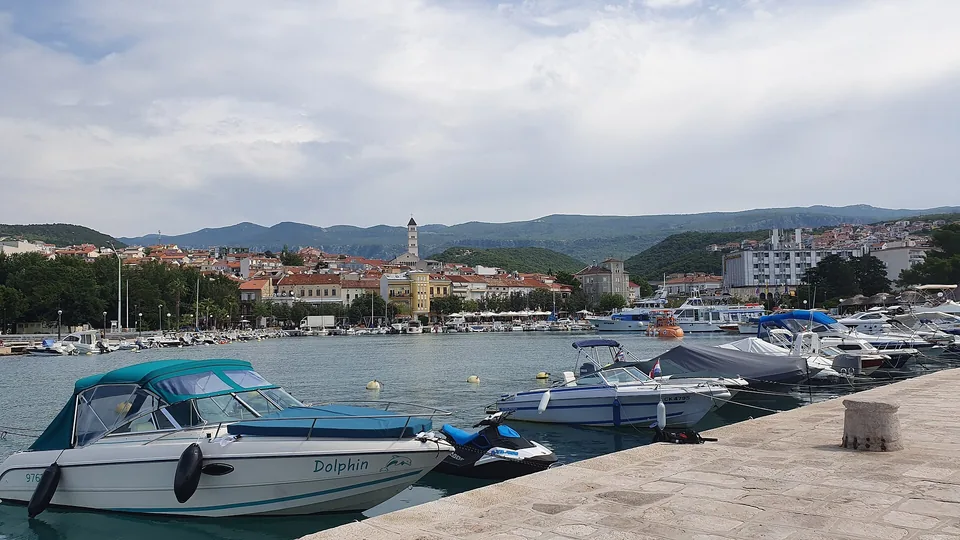Boote im Hafen von Crikvenica, dahinter Ort und Kirchturm