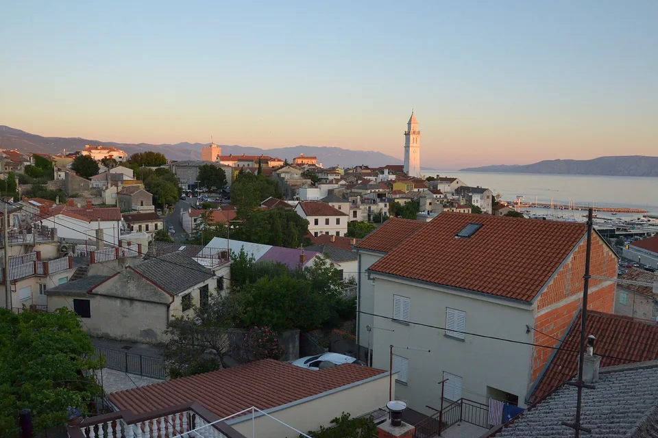 Krovovi i zvonik Novog Vinodolskog u večernjem svjetlu