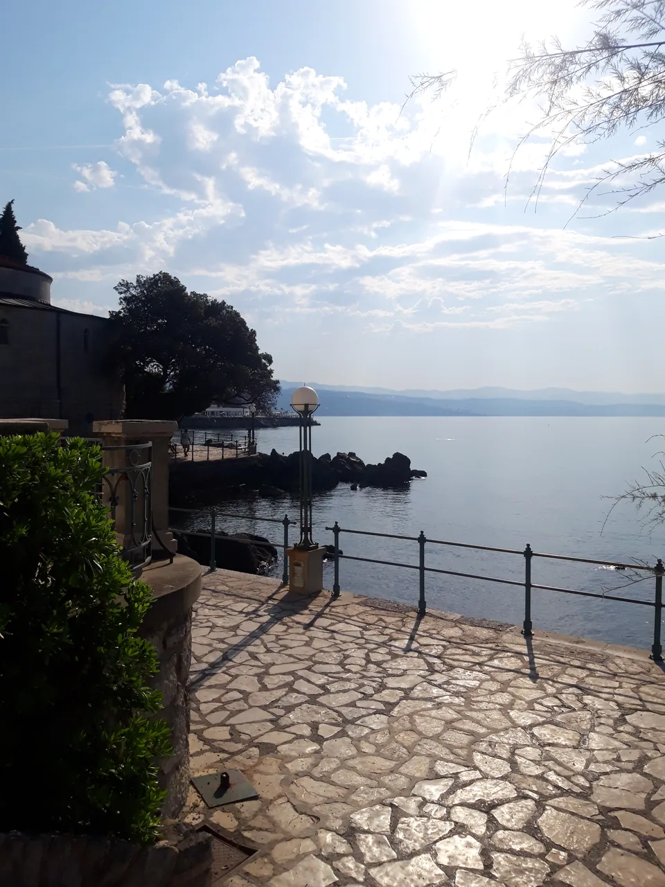 Jutarnje svjetlo na kamenoj šetnici Lungomare uz more u Opatiji
