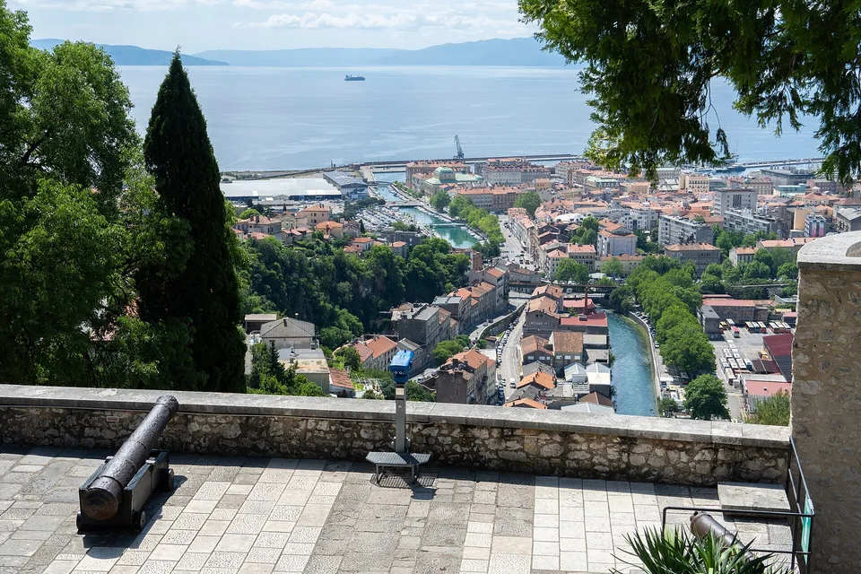 Rijeka i luka s Trsatske gradine, s topom u prvom planu