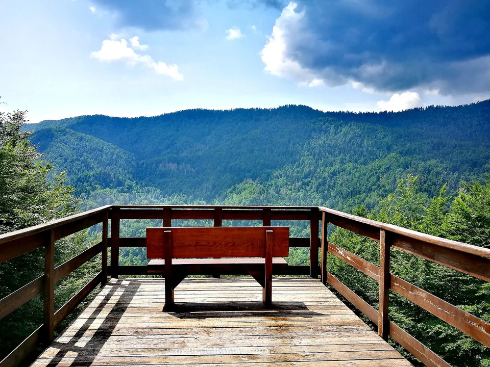 Drveni vidikovac iznad šumovitih brežuljaka u Razlogama, Nacionalni park Risnjak