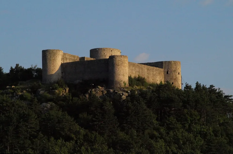 Burg Drivenik über den Bäumen im Vinodol